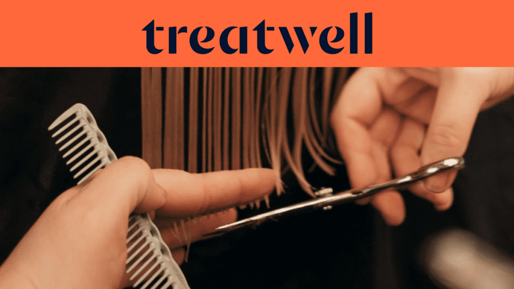Gros plan des mains d'un coiffeur coupant les pointes de cheveux lisses avec des ciseaux et un peigne. Un bandeau orange en haut affiche le logo "Treatwell" en bleu foncé.